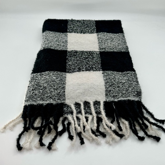 Hildie & Jo Black & White Plaid Scarf Blanket 28” x 76”NEW Winter Shawl Wrap - Picture 3 of 7